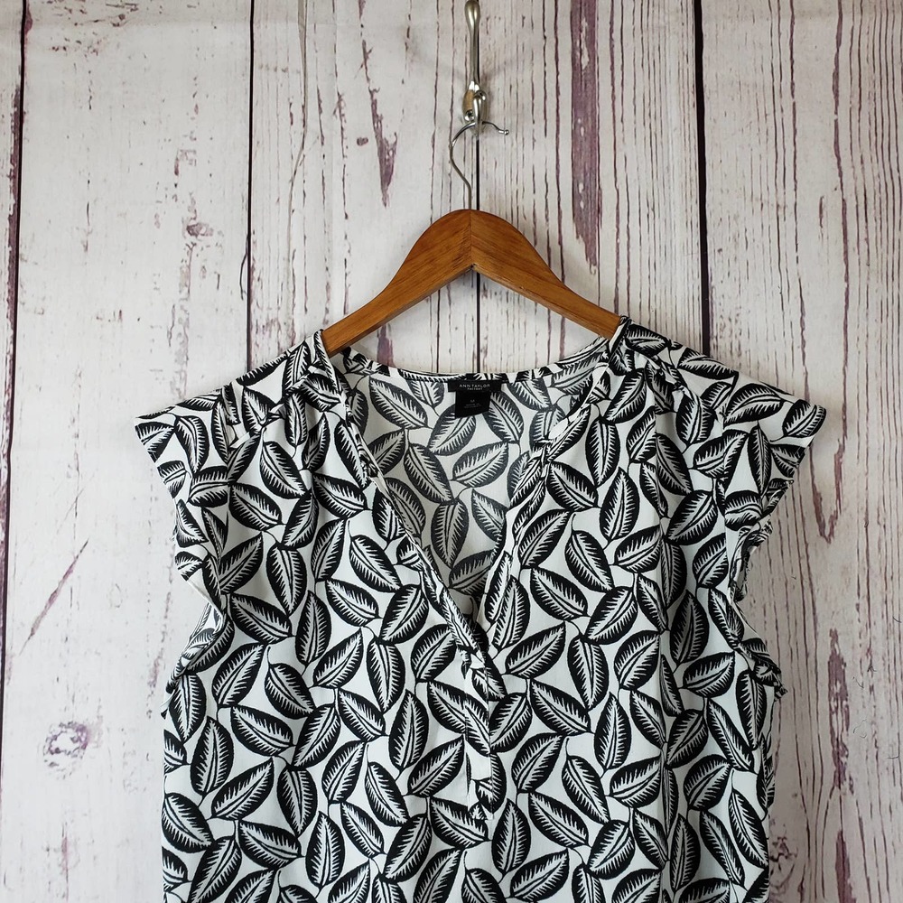 Ann Taylor Henley Blouse Womens Size Medium Floral Flutter Sleeves Black